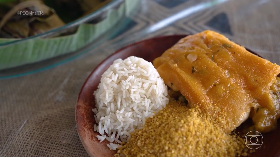 O restaurante oferece pratos típicos da culinária Kambeba, como o faní, feito de macaxeira e pirarucu. — Foto: TV Globo/Reprodução