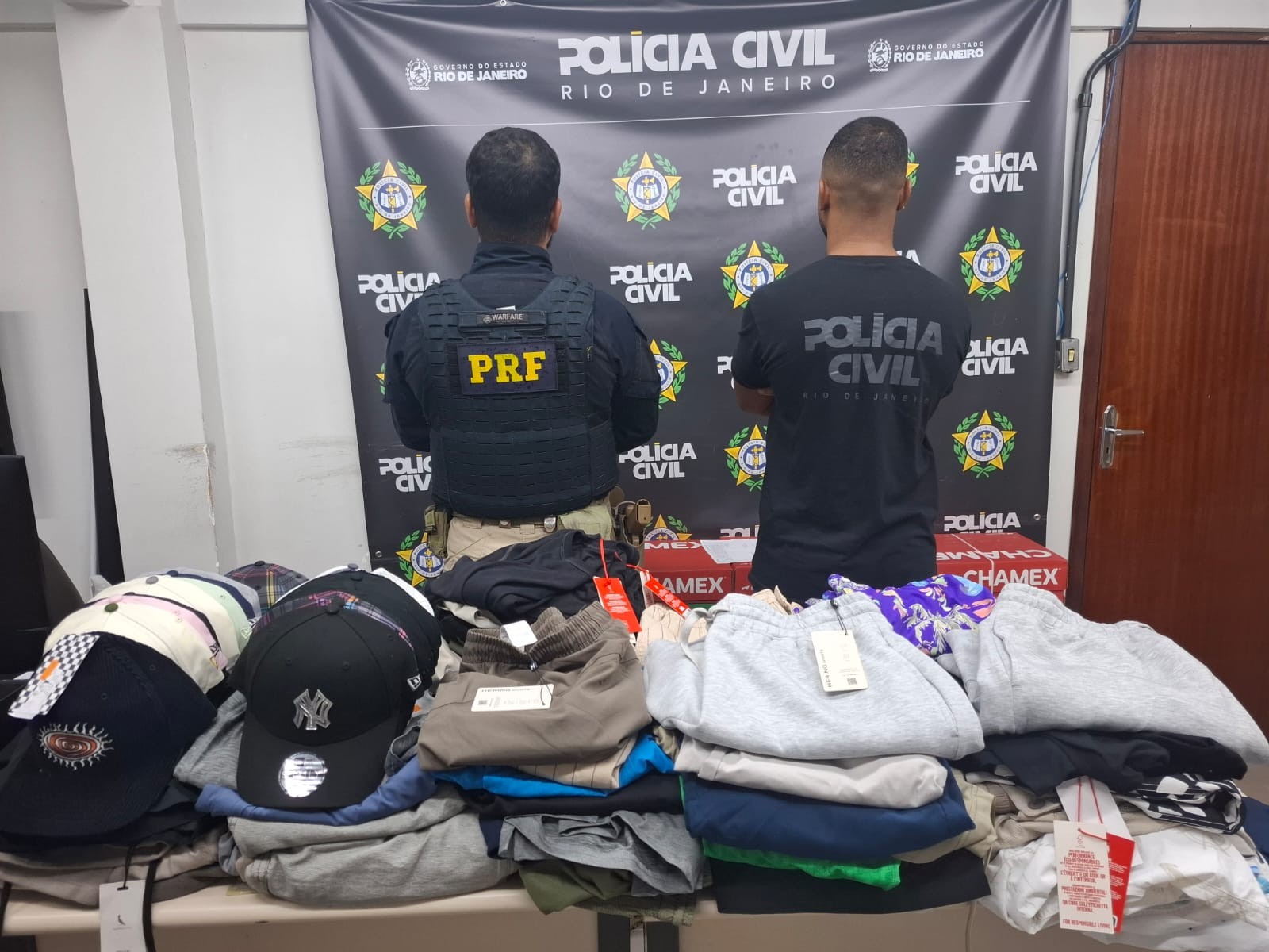 Dupla é presa na Via Dutra com roupas furtadas na região