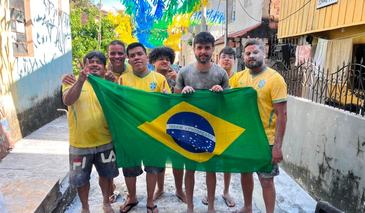 Após 7 a 1, família mantém tradição de celebrar gols com 'chuva de farinha de trigo' durante partidas do Brasil na Copa do Mundo