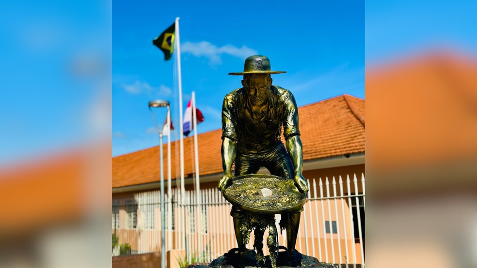 Estátua em homenagem ao diamante 'Getúlio Vargas', em Coromandel — Foto: Reprodução/Arquivo Pessoal