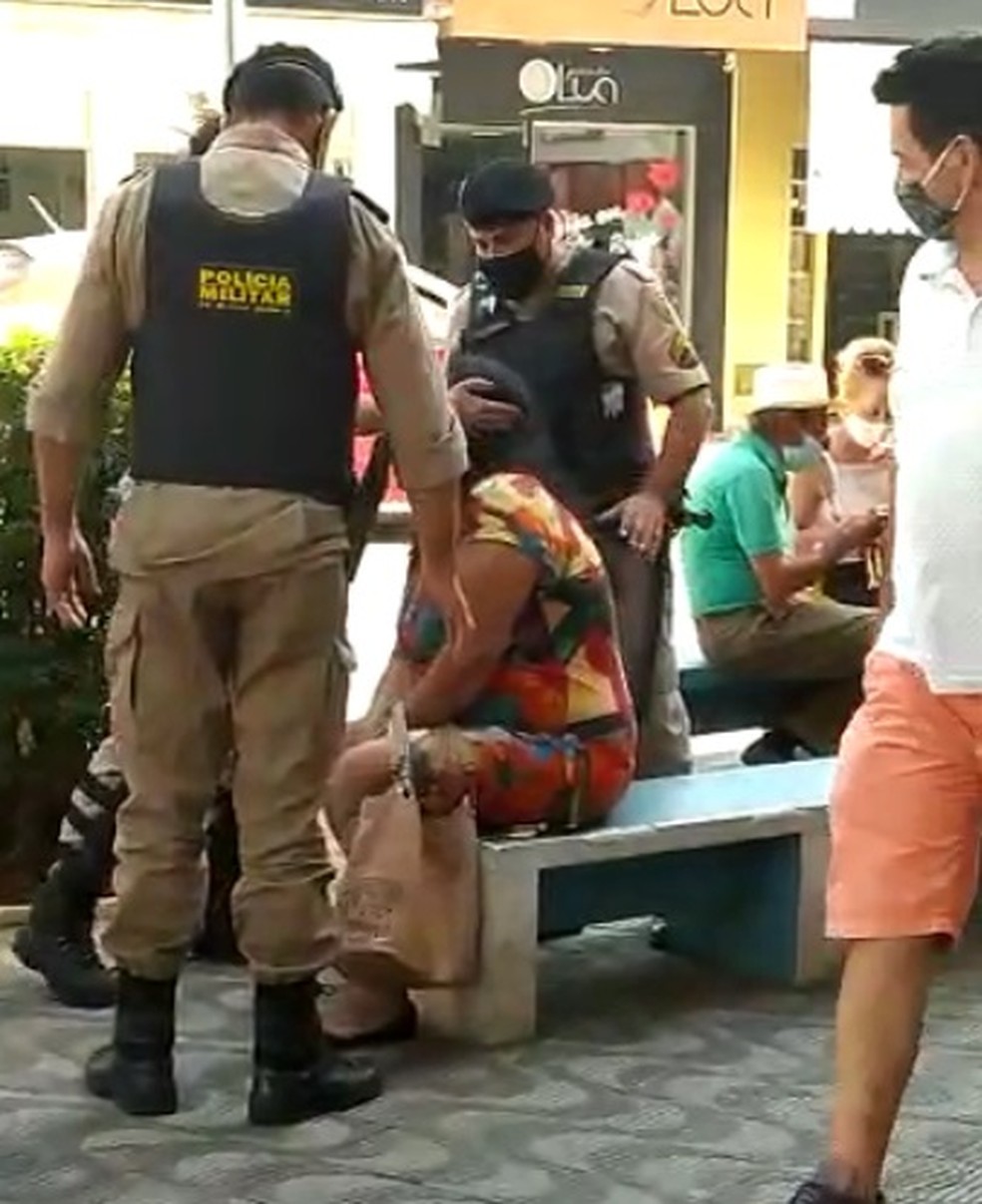 Segundo tapa desferido pela policial militar na mulher em Formiga — Foto: Reprodução/Redes sociais