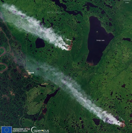 Incêndio florestal no Canadá atingindo o território ártico, a nordeste de Inuvik, em 29 de julho. — Foto: Reprodução: European Union, Copernicus Sentinel-2 imagery