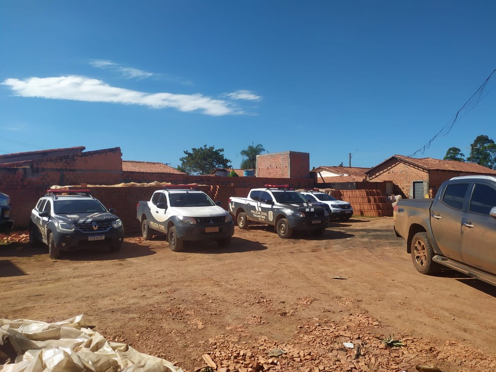 Viaturas da Polícia Civil durante perícia em cerâmica — Foto: Divulgação/PCTO