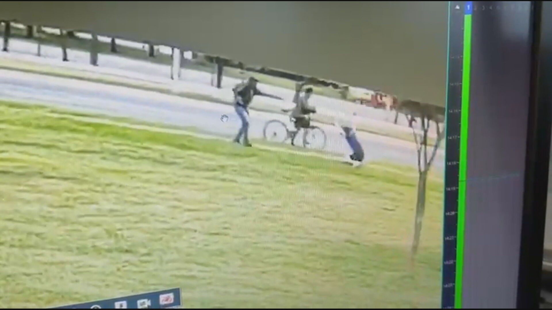 VÍDEO: dupla em bicicleta rouba celular de pedestre em Brasília