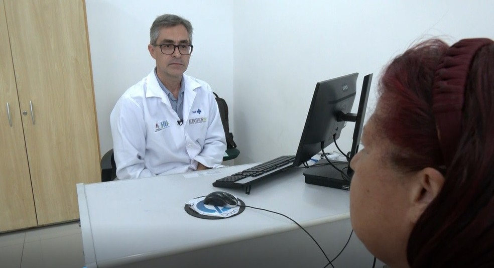 Neurologista Daniel Sabino de Oliveira explica que o foco é a reabilitação de pacientes  — Foto: TV Integração/Reprodução