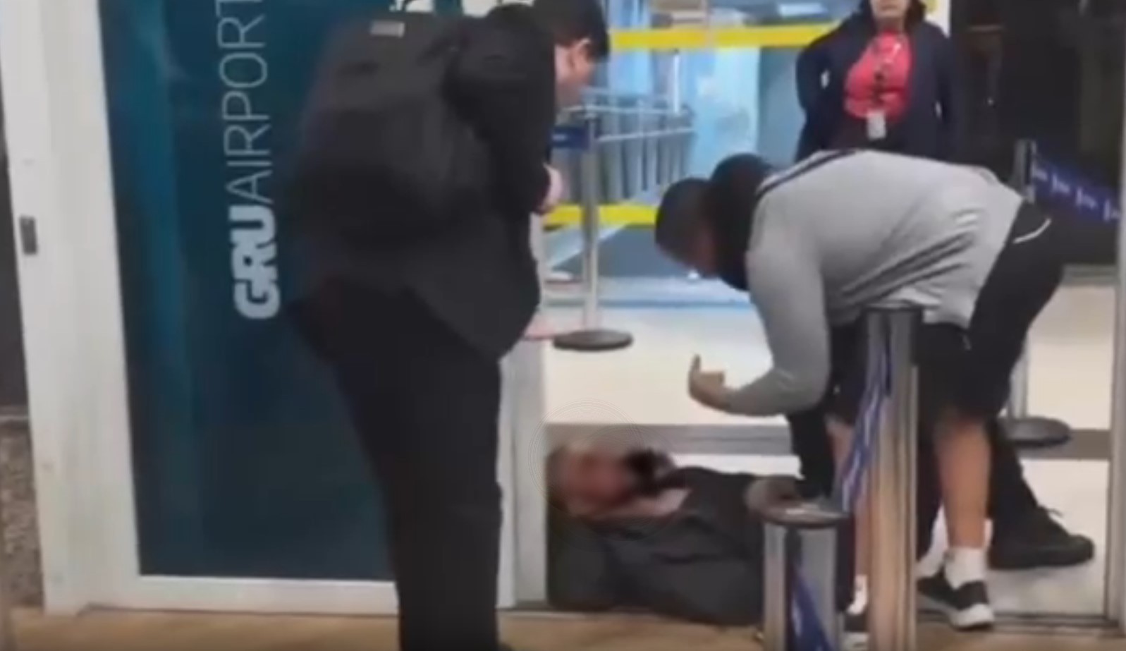 Passageiro bloqueia portão de embarque e causa confusão no Aeroporto Internacional de SP, em Guarulhos