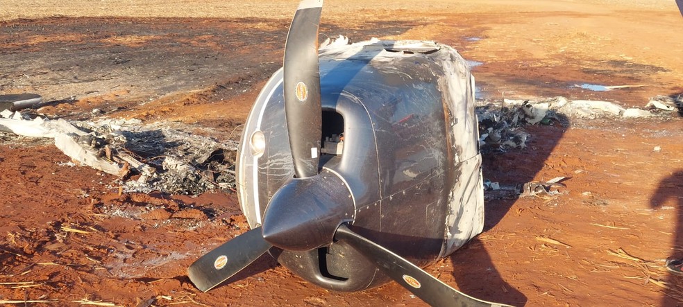 Avi&atilde;o de pequeno porte faz pouso for&ccedil;ado em Guapia&ccedil;u (SP) &mdash; Foto: TV TEM / Rodrigo Carraro