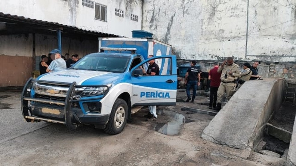 Homem de 41 anos foi morto dentro de lava-jato em Feira de Santana — Foto: Ed Santos/Acorda Cidade