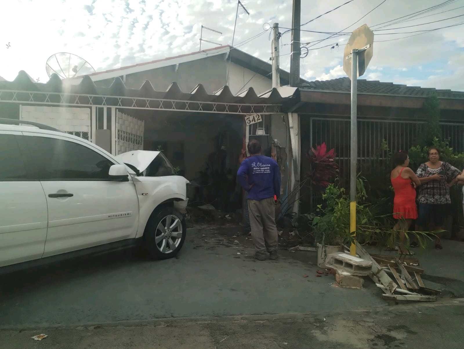 Homem é preso após bater carro em casa durante fuga da PM, em São José dos Campos