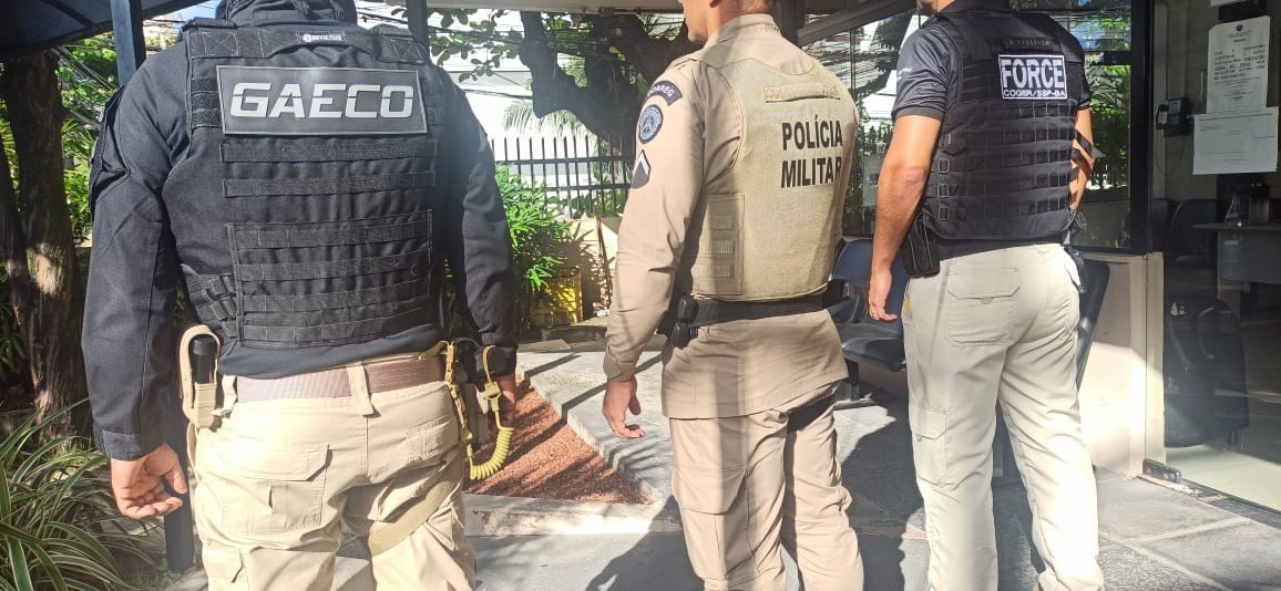 Três policiais militares e um penal da Bahia são investigados por vender fuzis em aplicativo de mensagens