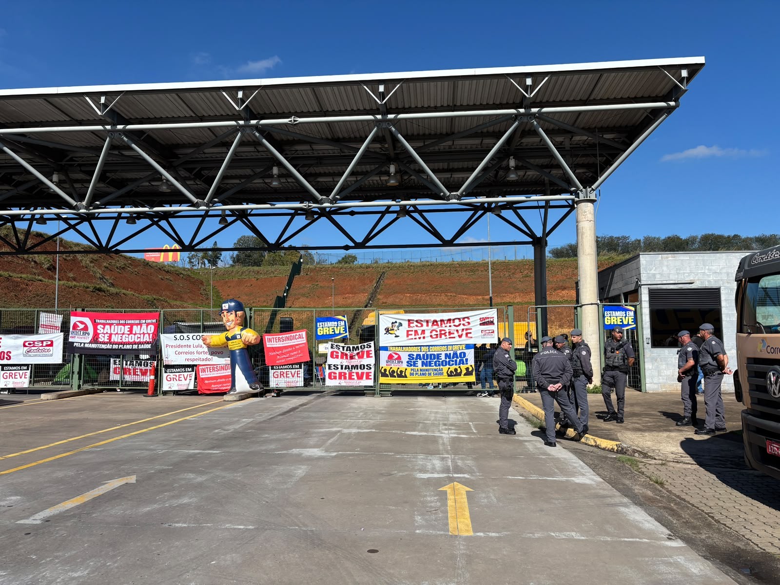 Em greve, trabalhadores dos Correios ocupam centro logístico e paralisam entregas em Indaiatuba