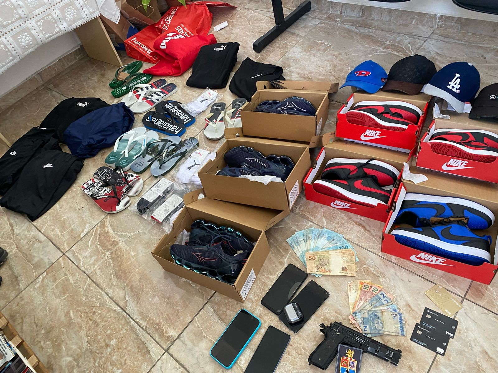 Médico sequestrado em Osasco após 'golpe do amor' é resgatado pela PM; criminosos fizeram compras de R$ 20 mil com cartão da vítima