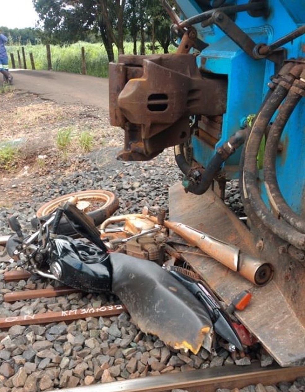 Motociclista fica gravemente ferido após tentar atravessar linha férrea e  ser atingido por trem | São José do Rio Preto e Araçatuba | G1