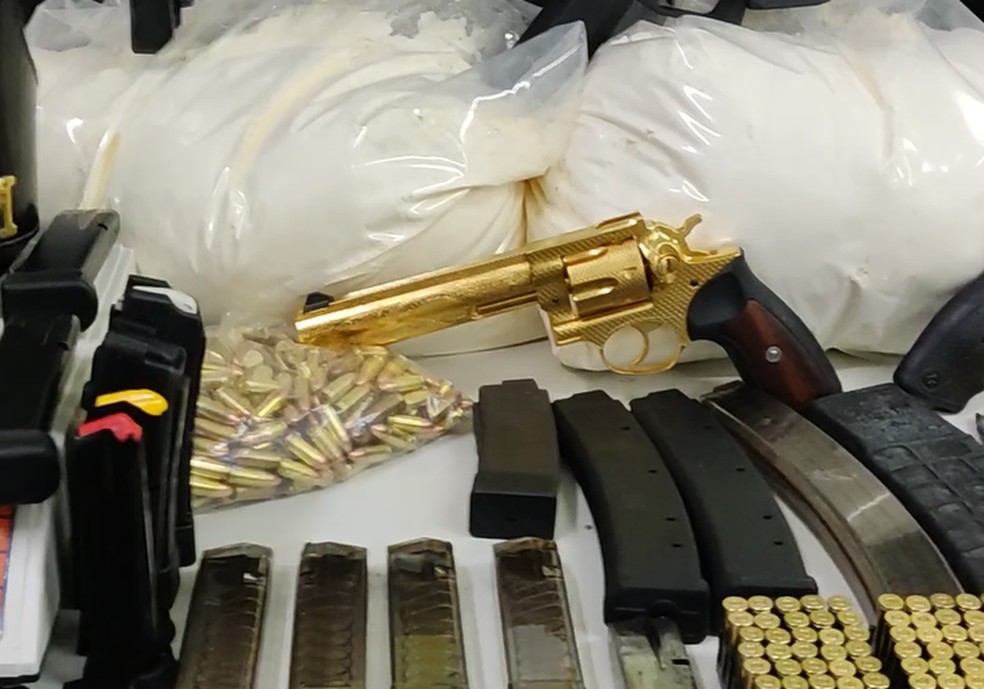 Arma banhada a ouro é apreendida de suspeito flagrado com 30 quilos de cocaína, em Curitiba — Foto: PMPR