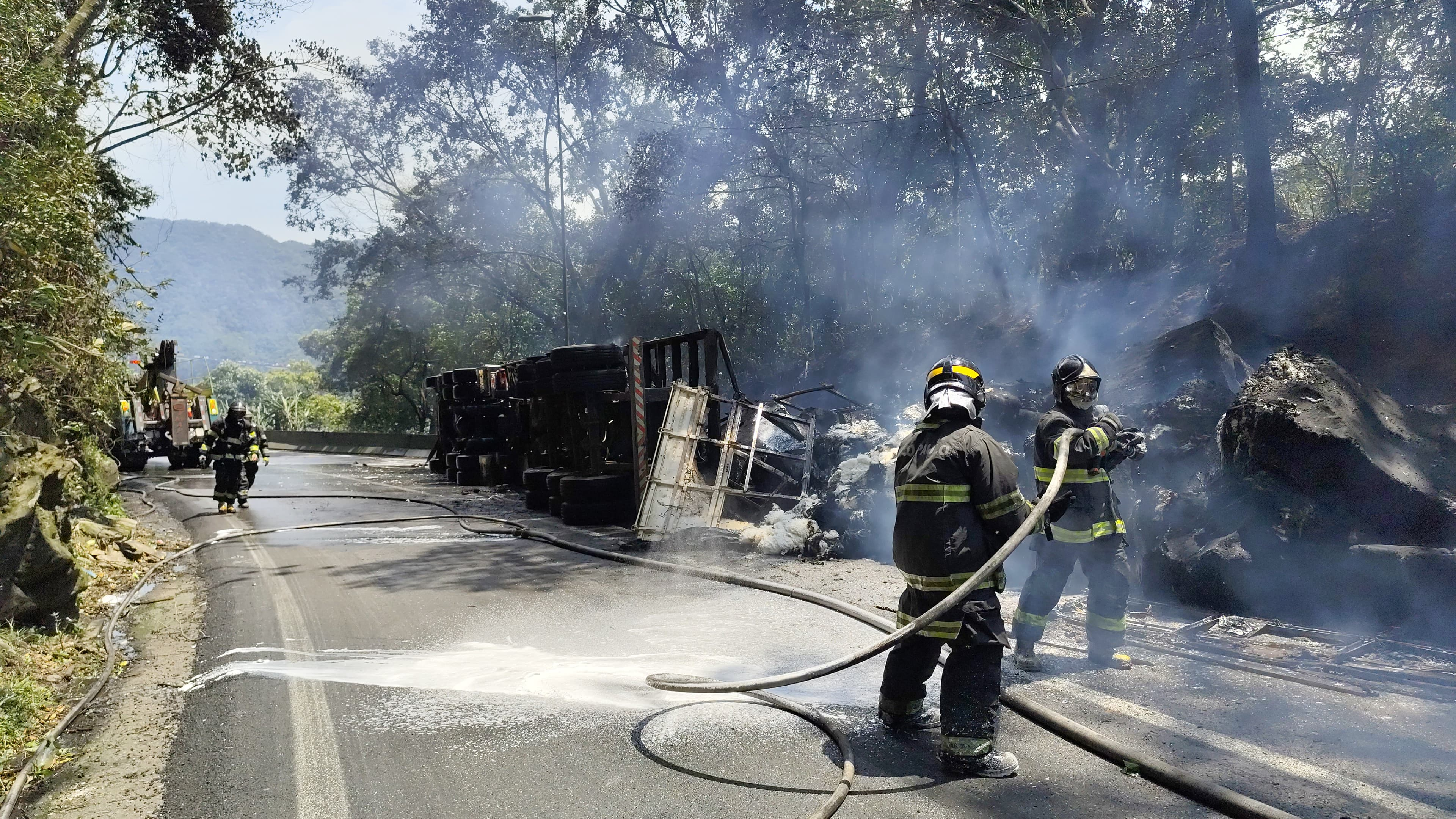 Carreta com carga de algodão tomba e pega fogo na Via Anchieta, SP; FOTOS 