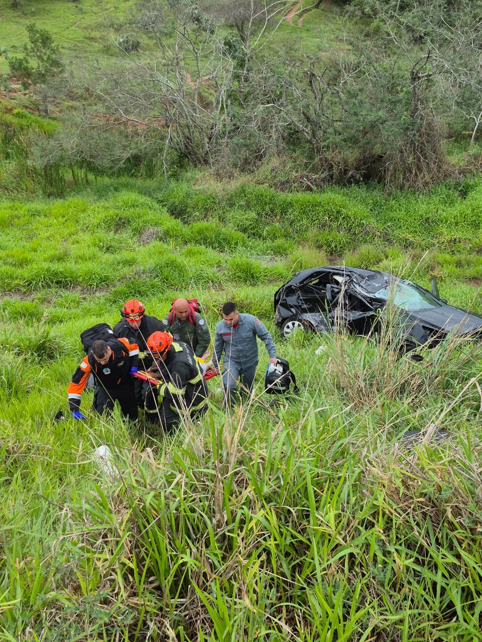 Duas pessoas morrem após acidente entre carros e caminhão na Carvalho Pinto, em São José