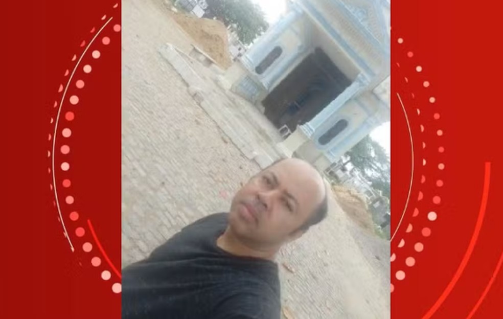 Foto de Albino em frente à capela de cemitério foi encontrada no celular dele — Foto: Reprodução/PC-AL
