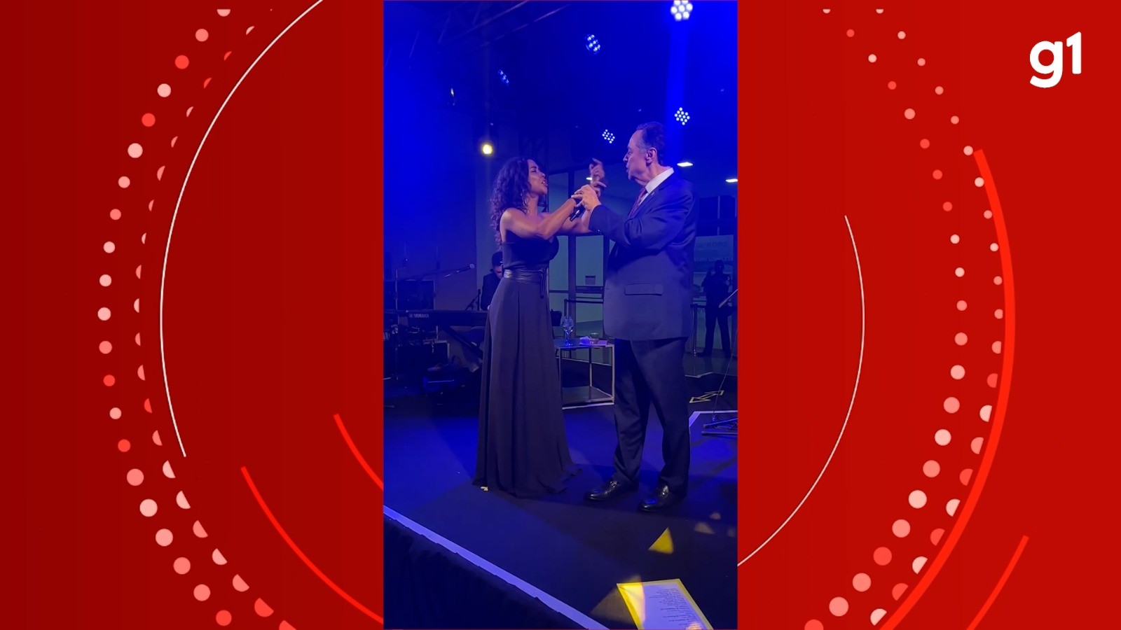 Em Salvador, presidente do STF sobe em palco e canta ao lado de cantora baiana