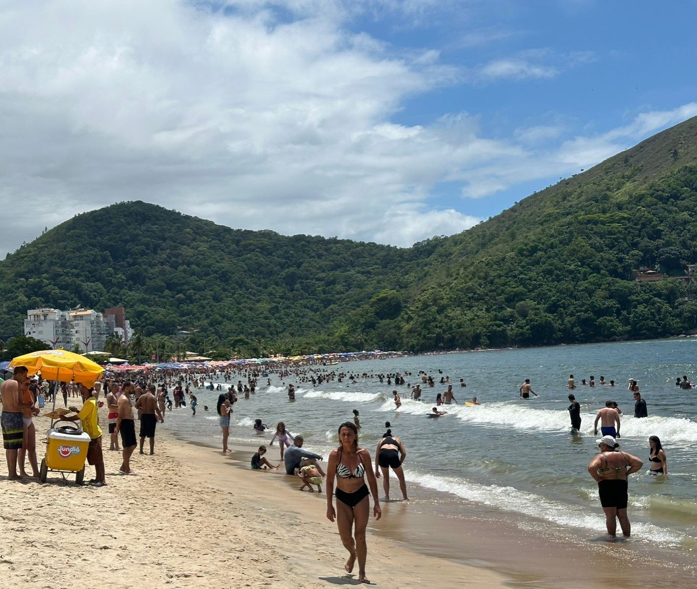 Réveillon à beira-mar: No último dia do ano, praias ficam cheias em Caraguatatuba, SP