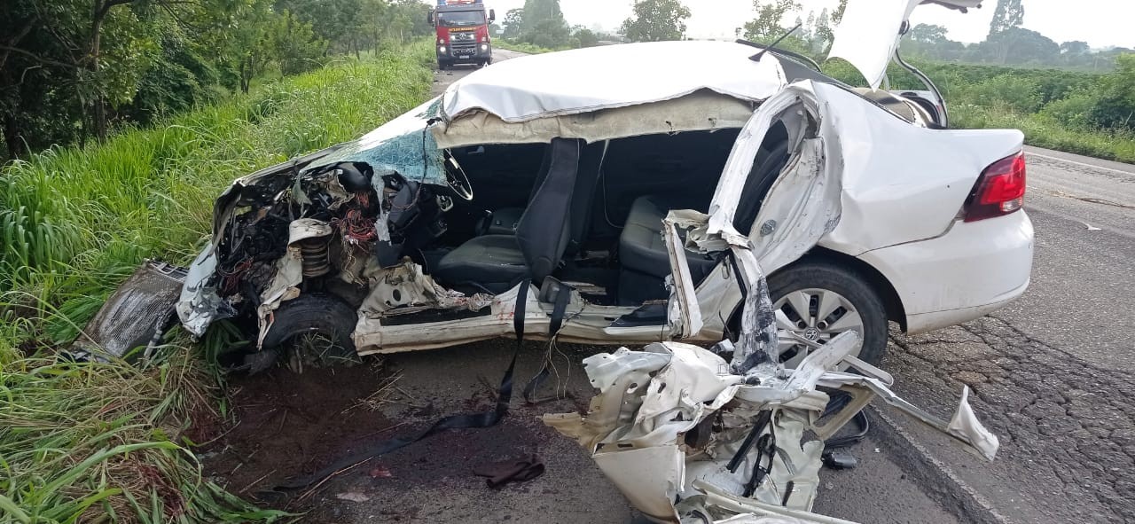 Motorista bate carro em caminhão prancha e morre na BR-365