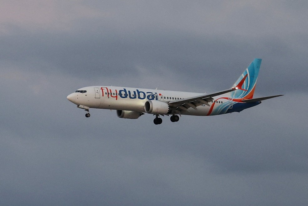 Avião da FlyDubai com passageiros que estavam em aeronave alvo de ataque se aproxima do aeroporto de Tel Aviv, em 30 de setembro de 2026 — Foto: Ammar Awad/Reuters