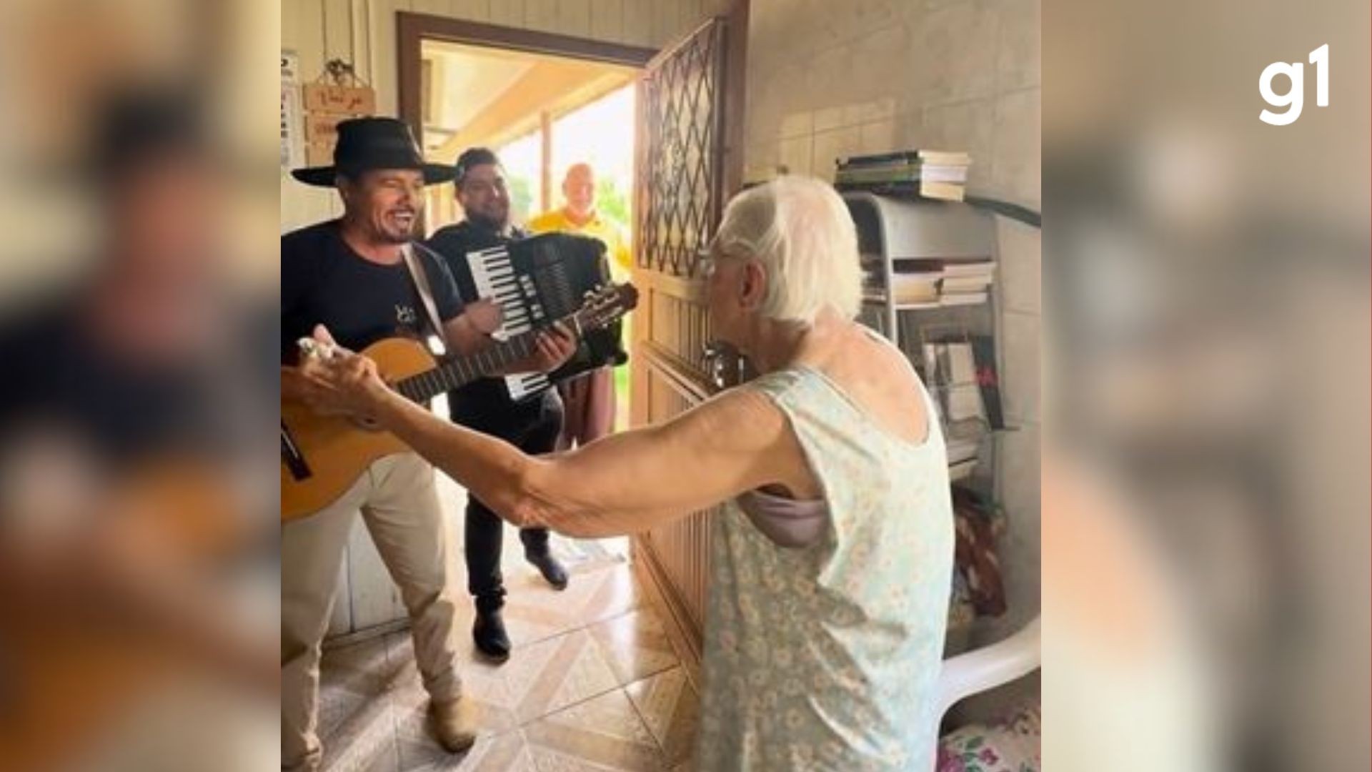 Músicos gaúchos homenageiam fã de 100 anos com serenata; veja vídeo 