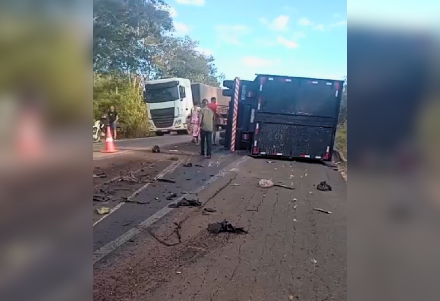 Motorista de 74 anos morre em acidente entre caminhonete e caminhão na BR-153