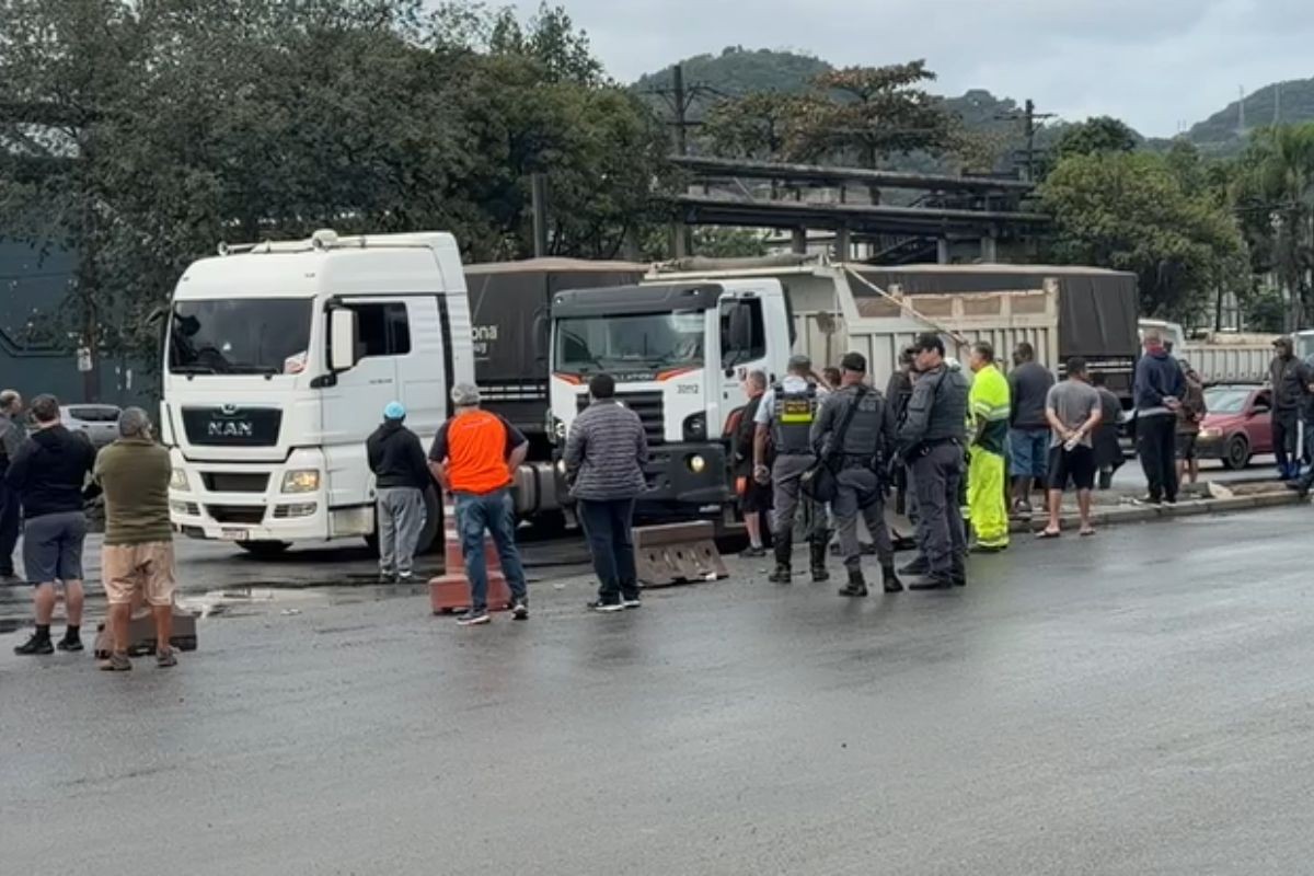 Caminhoneiros bloqueiam acesso ao Porto de Santos em protesto pela MP do Frete