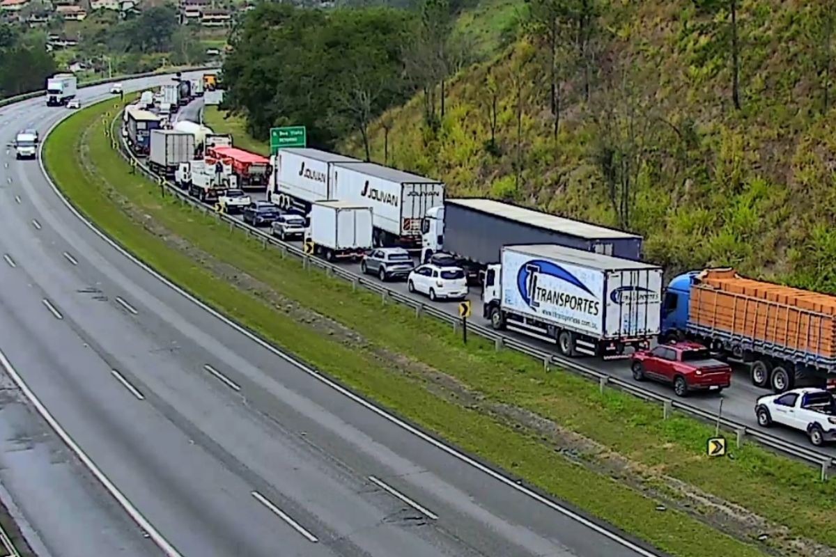 Caminhão tomba, espalha carga de sucata e interdita Rodovia D. Pedro I em Igaratá