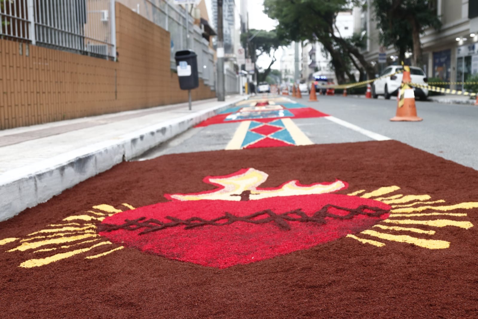 FOTOS: Corpus Christi é celebrado com tapetes coloridos em ruas de várias cidades de SC