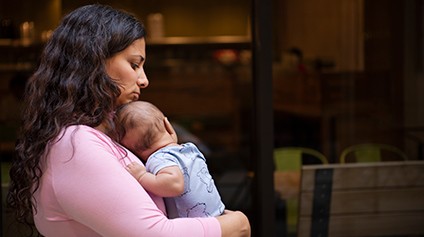 É fundamental falar sobre peso invisível da saúde mental maternal