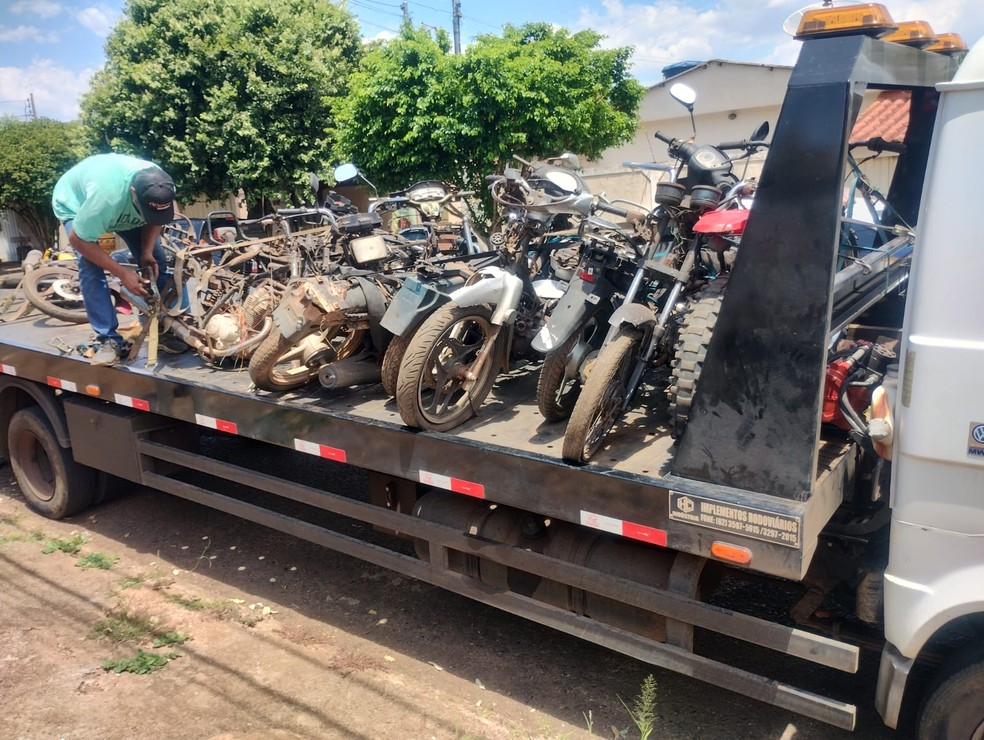 Motos irregulares apreendidas Bairro Tibery — Foto: Polícia Militar de Meio Ambiente/Divulgação