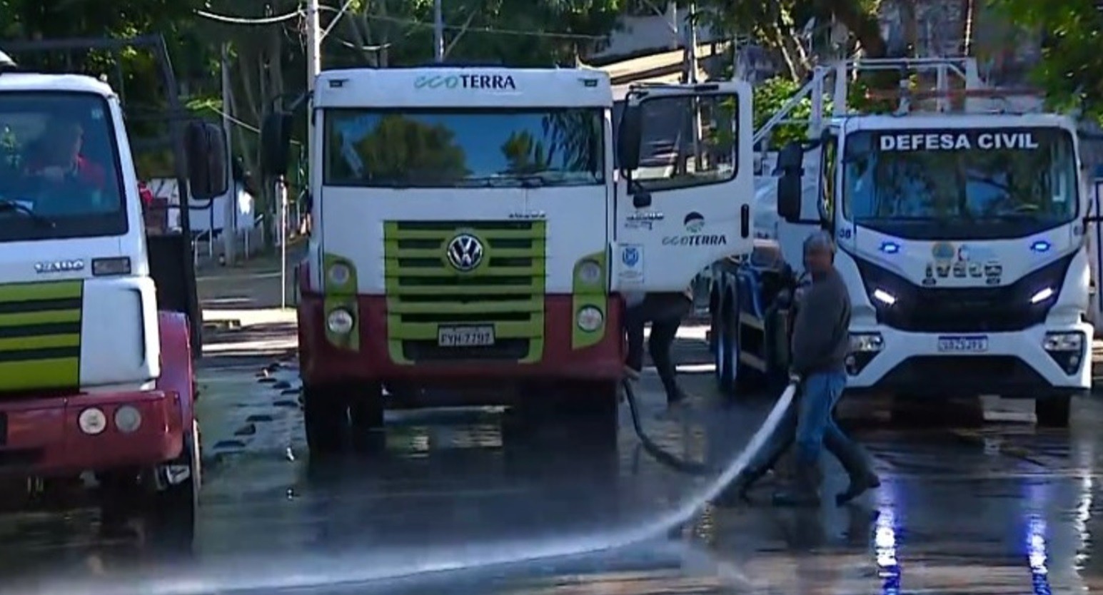 Rio Piracicaba recua para 4,95 metros e Defesa Civil faz operação de limpeza e retirada de lodo da Rua do Porto; veja 