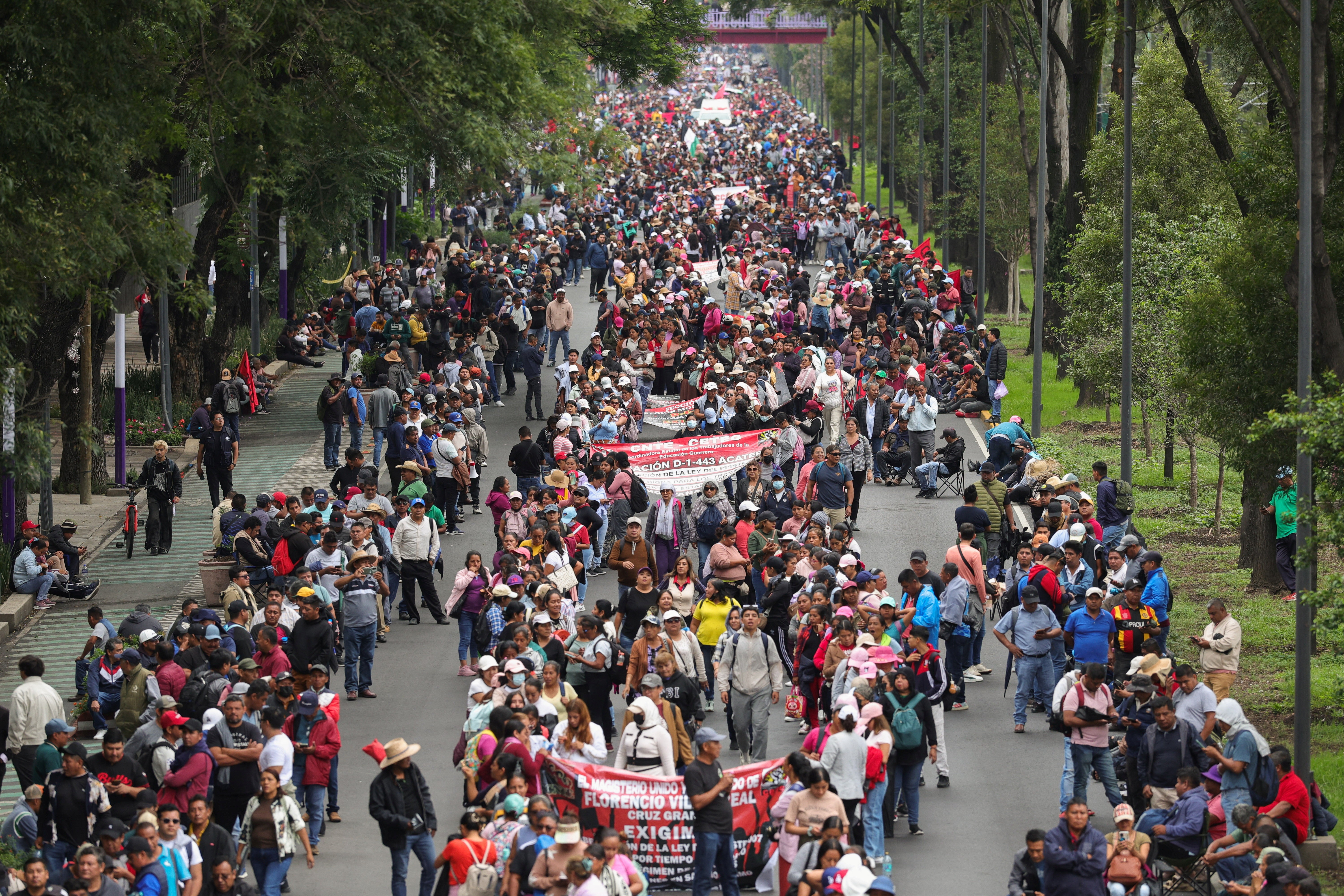 Milhares de manifestantes fecham avenida que dá acesso a estádio da Copa no México