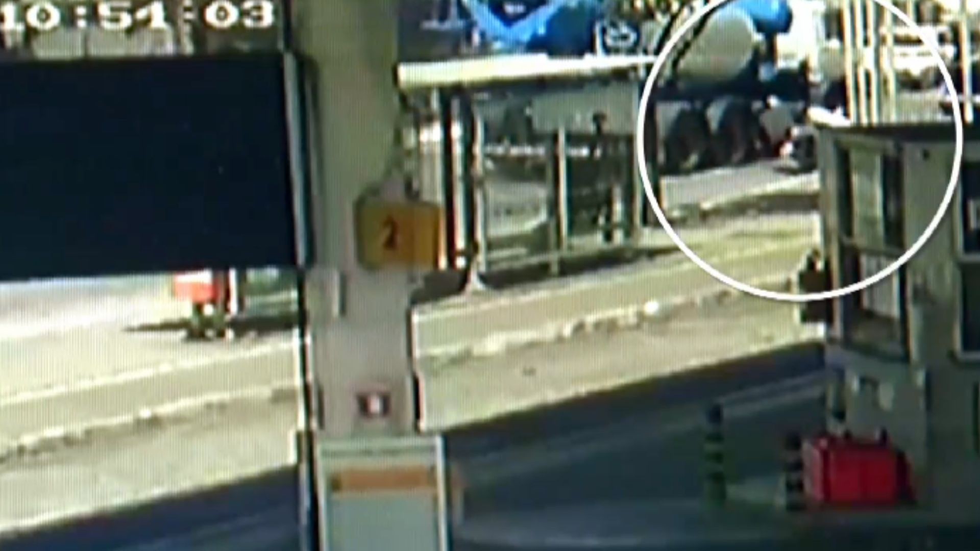 VÍDEO: motociclista derrapa, cai e morre ao ser arrastado por caminhão em Vitória