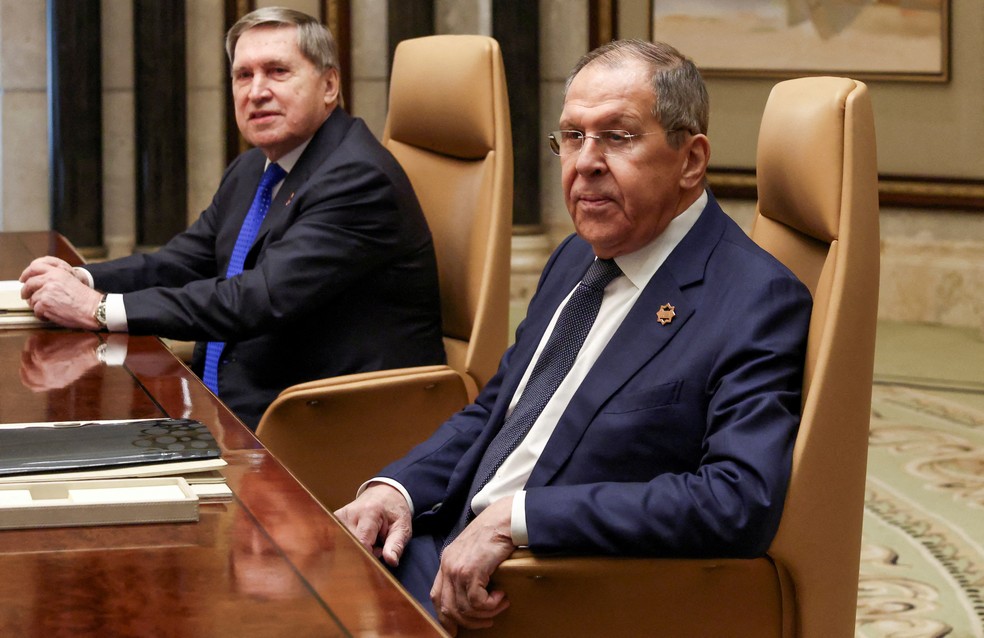 O ministro das Relações Exteriores da Rússia , Sergei Lavrov, senta-se ao lado do conselheiro de política externa do presidente russo Vladimir Putin, Yuri Ushakov — Foto: REUTERS/Evelyn Hockstein/Pool