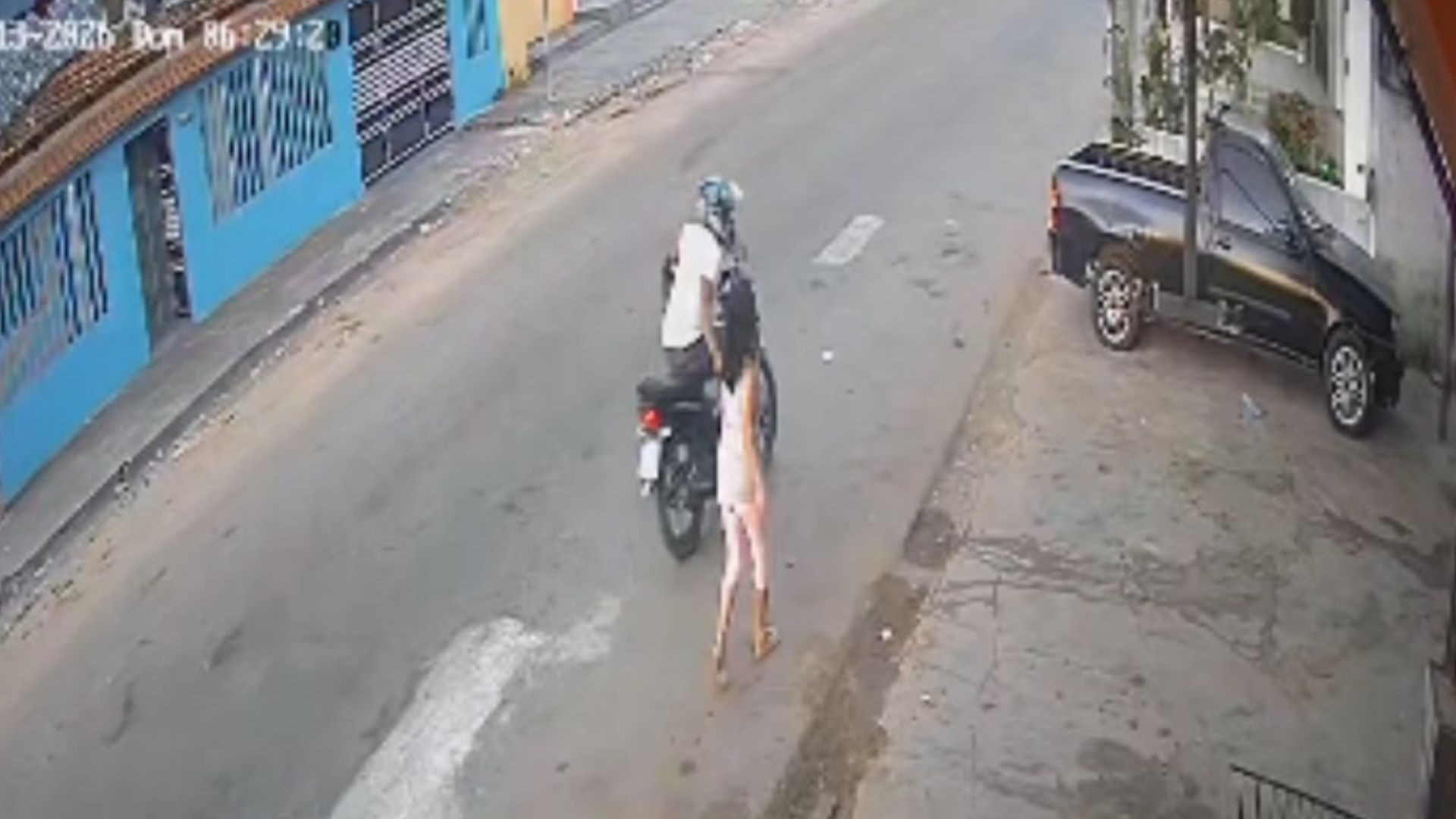 VÍDEO: motociclista rouba bolsa de mulher e foge em alta velocidade em Macapá