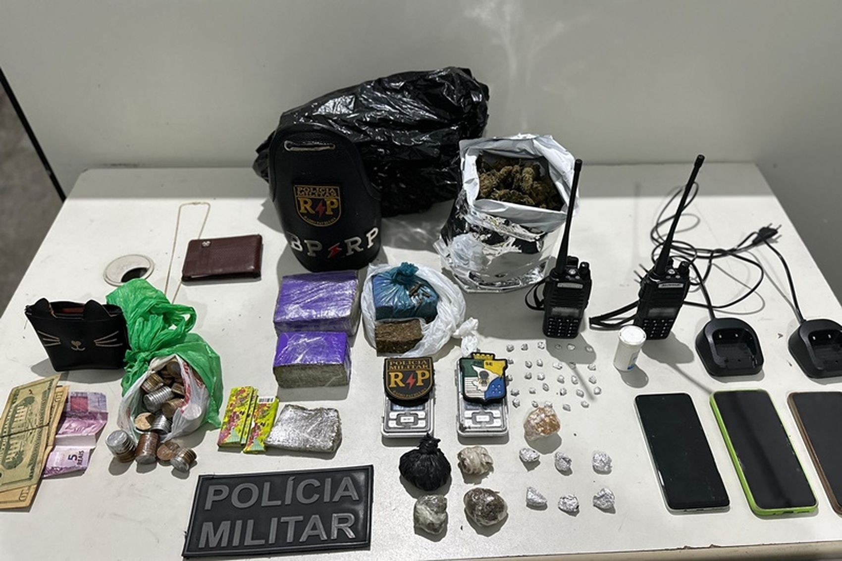 Casal suspeito de tráfico de drogas é preso após tentar subornar policiais militares em Aracaju