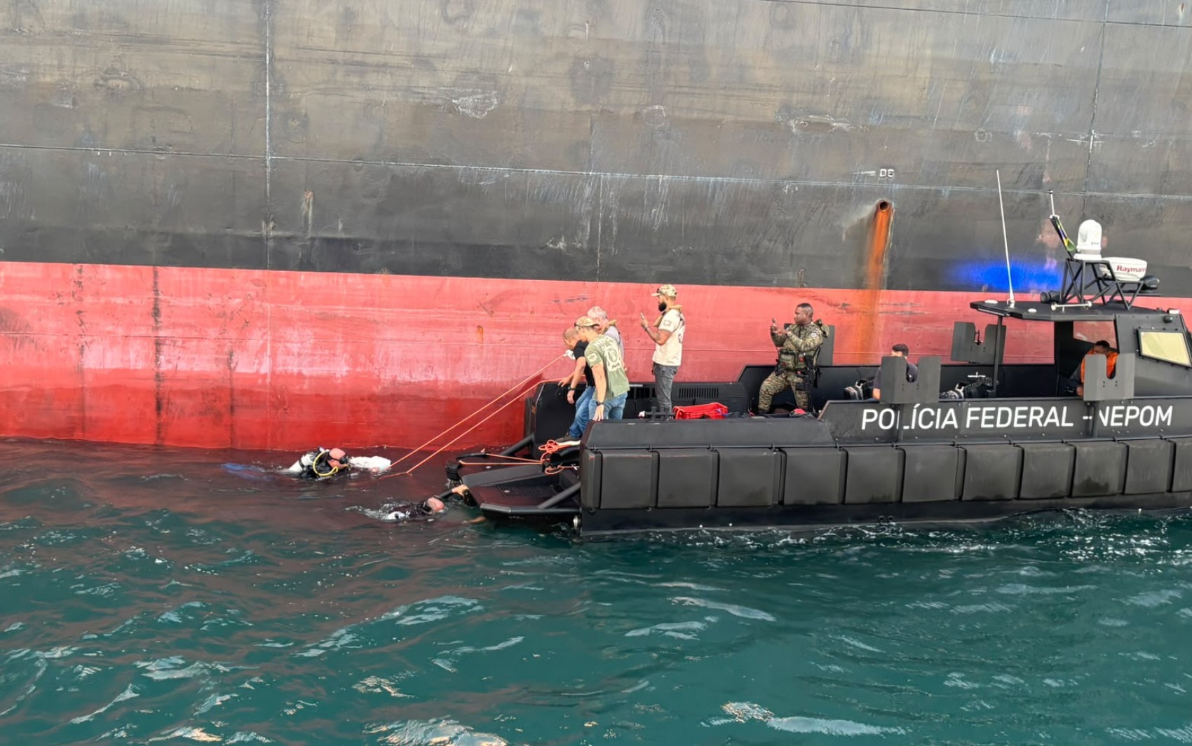 Drogas são encontradas escondidas em área submersa de navio de carga em Salvador