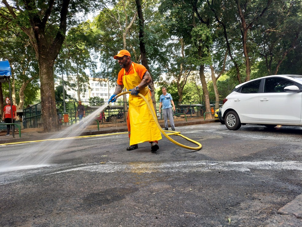 Ação aconteceu depois que denunciaram a suspeita de envenenamento de cães que frequentam a praça — Foto: Divulgação