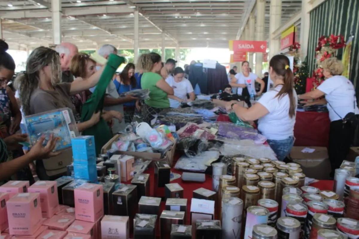 Perfumes importados, eletrônicos e roupas: bazar solidário vende itens da Receita Federal