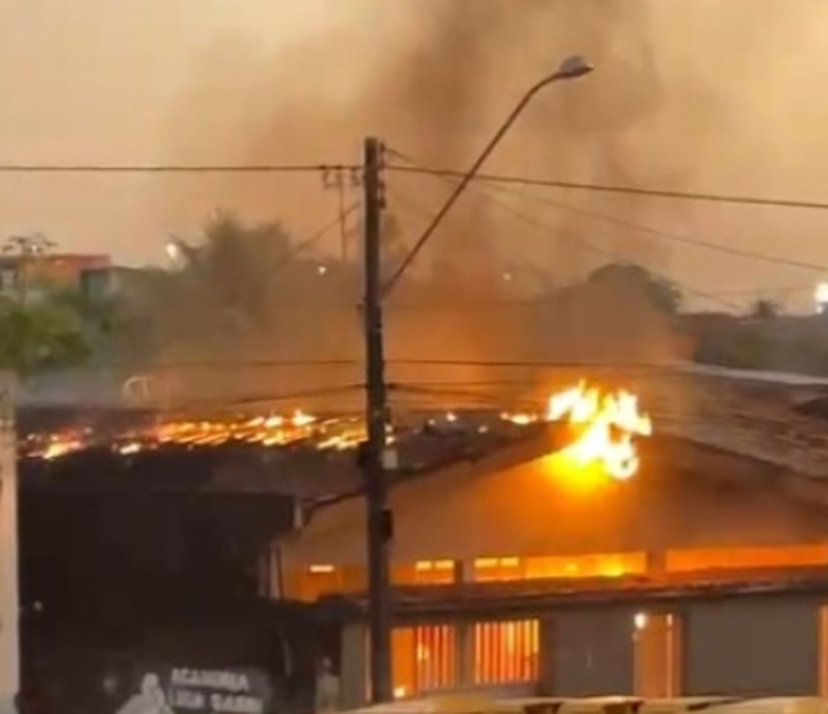 Incêndio atinge imóvel na cidade de Rosário do Catete