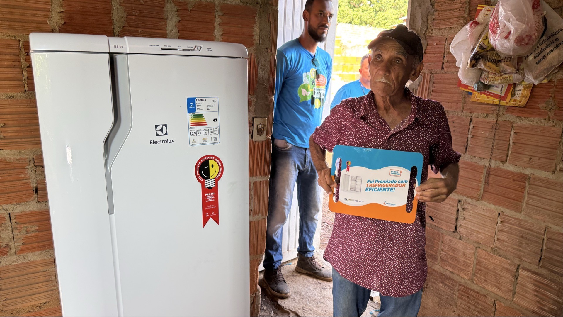 Energia volta a iluminar vida de idoso após mobilização de voluntários