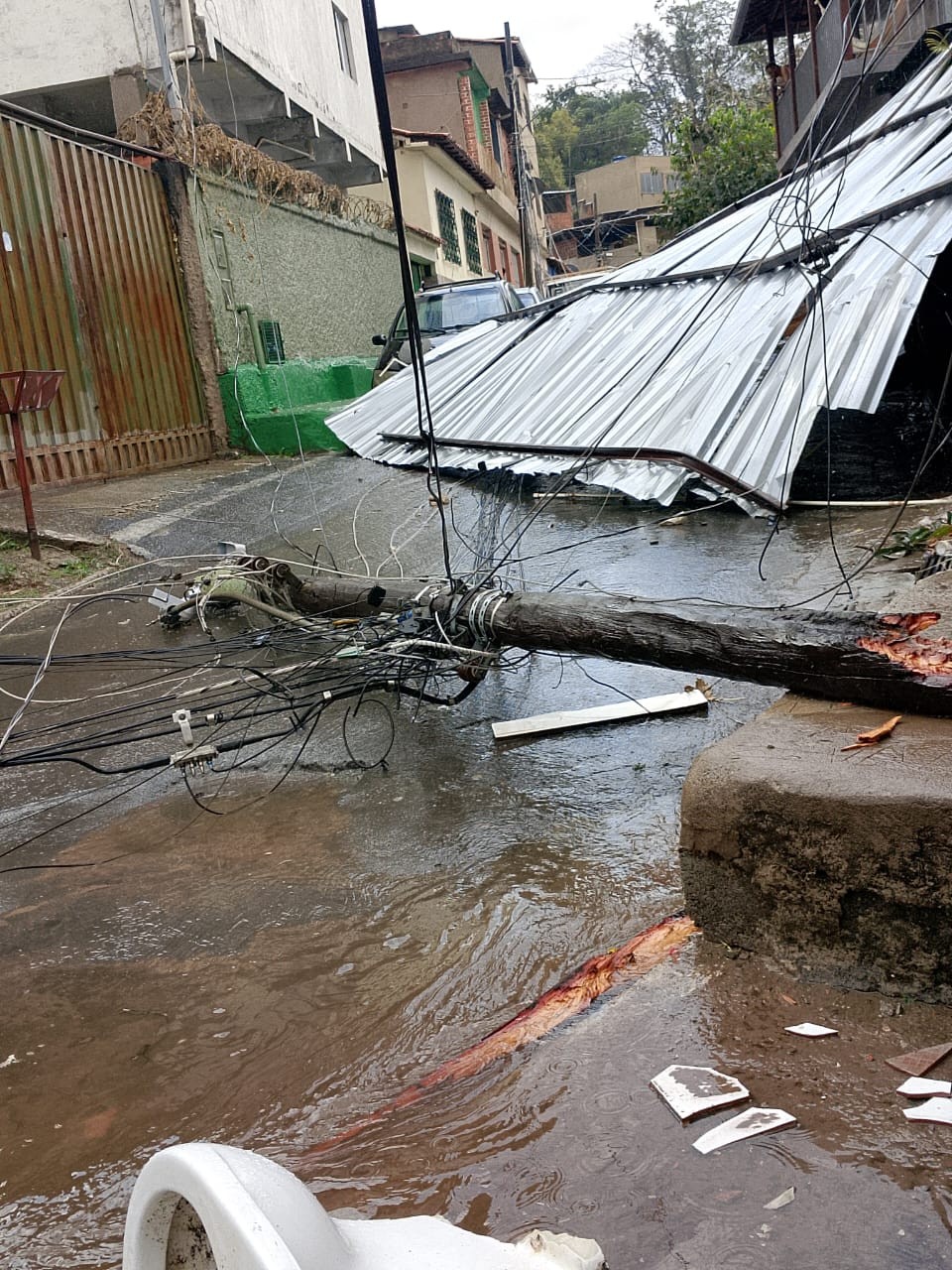 Chuva forte e granizo causam estragos na Grande BH neste sábado; árvores caíram sobre carros