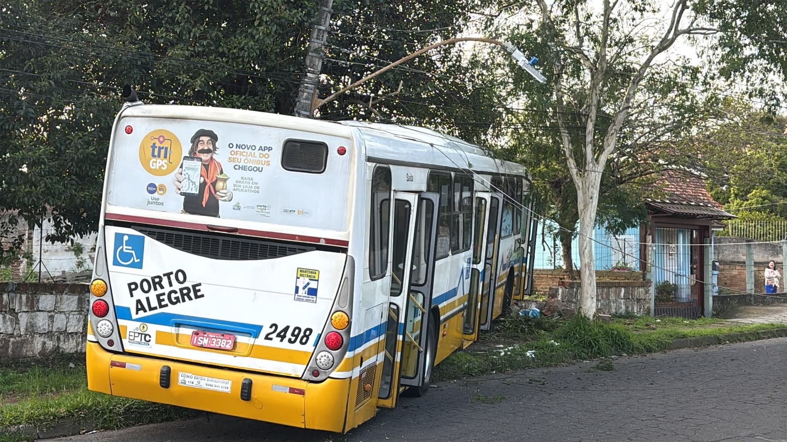 FOTO: ônibus de linha perde o controle, bate em muro e invade terreno em Porto Alegre