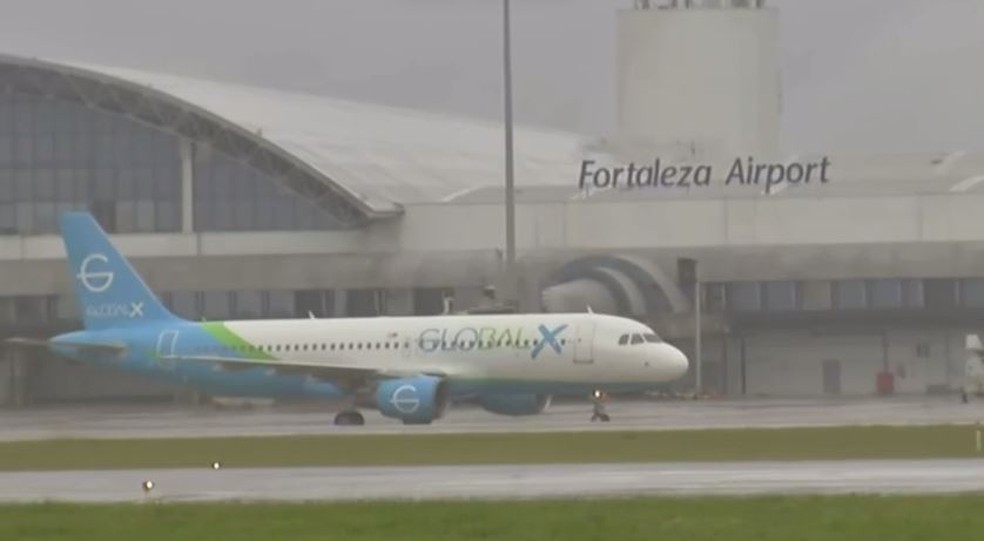 Voo com deportados brasileiros dos Estados Unidos pousa em Fortaleza. — Foto: TV Verdes Mares