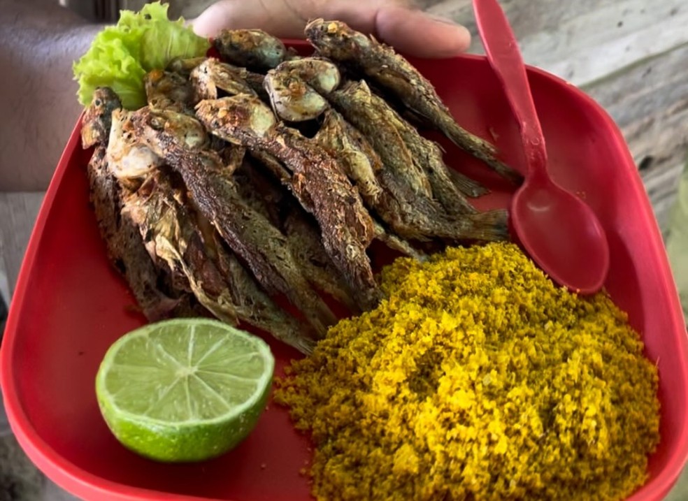 Piaba frita na Barraca do Chiquim custa R$ 25 e acompanha limão e farofa — Foto: Barraca do Chiquim/Divulgação