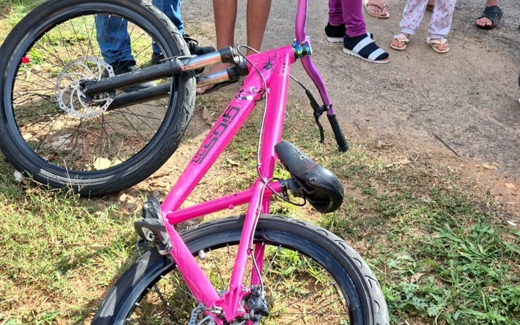 Adolescente de 13 anos fica gravemente ferida após batida entre bicicleta e carro em Alfenas, MG