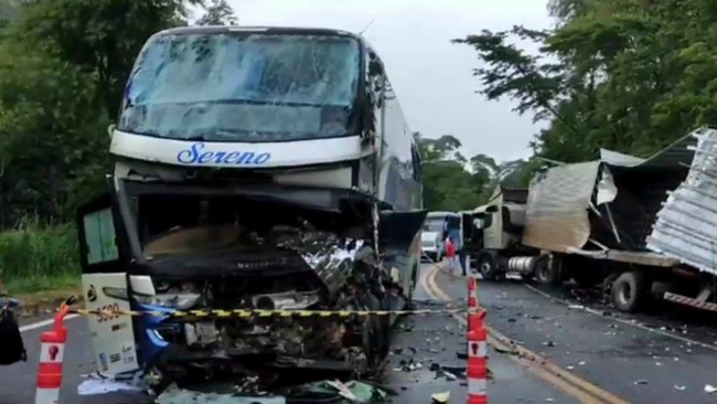 Veja como ficou nibus e carreta que se envolveram em grave acidente na BR-116, em Muria