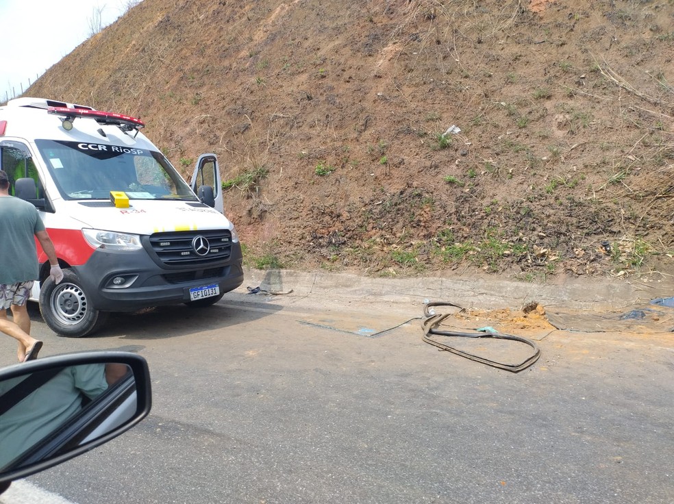 Ônibus de turismo tomba na descida da Serra das Araras, em Piraí — Foto: Reprodução